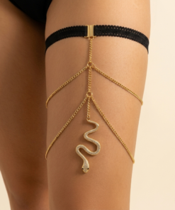رباط فخذ أسود مع سلاسل ذهبية على الساق Black thigh band with gold chains worn on leg Bijou de cuisse noir avec chaînes dorées porté sur la jambe