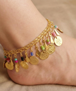 gold oriental anklet with coin charms and colorful beads worn on foot خلخال ذهبي شرقي مزين بعملات معدنية وخرز ملون على القدم Bracelet de cheville oriental dore avec pièces métalliques et perles colorées porté au pied